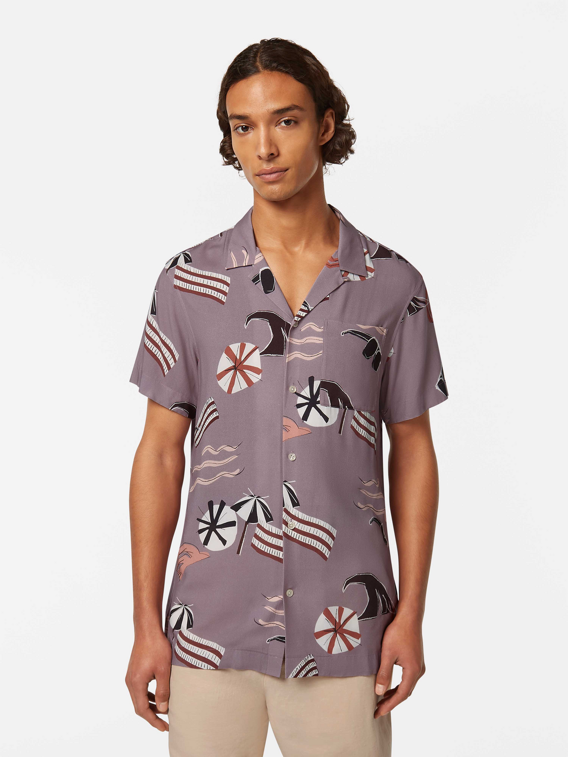 Printed Scotch & Soda short-sleeved shirt with vibrant pattern and casual fit, displayed on a mannequin.