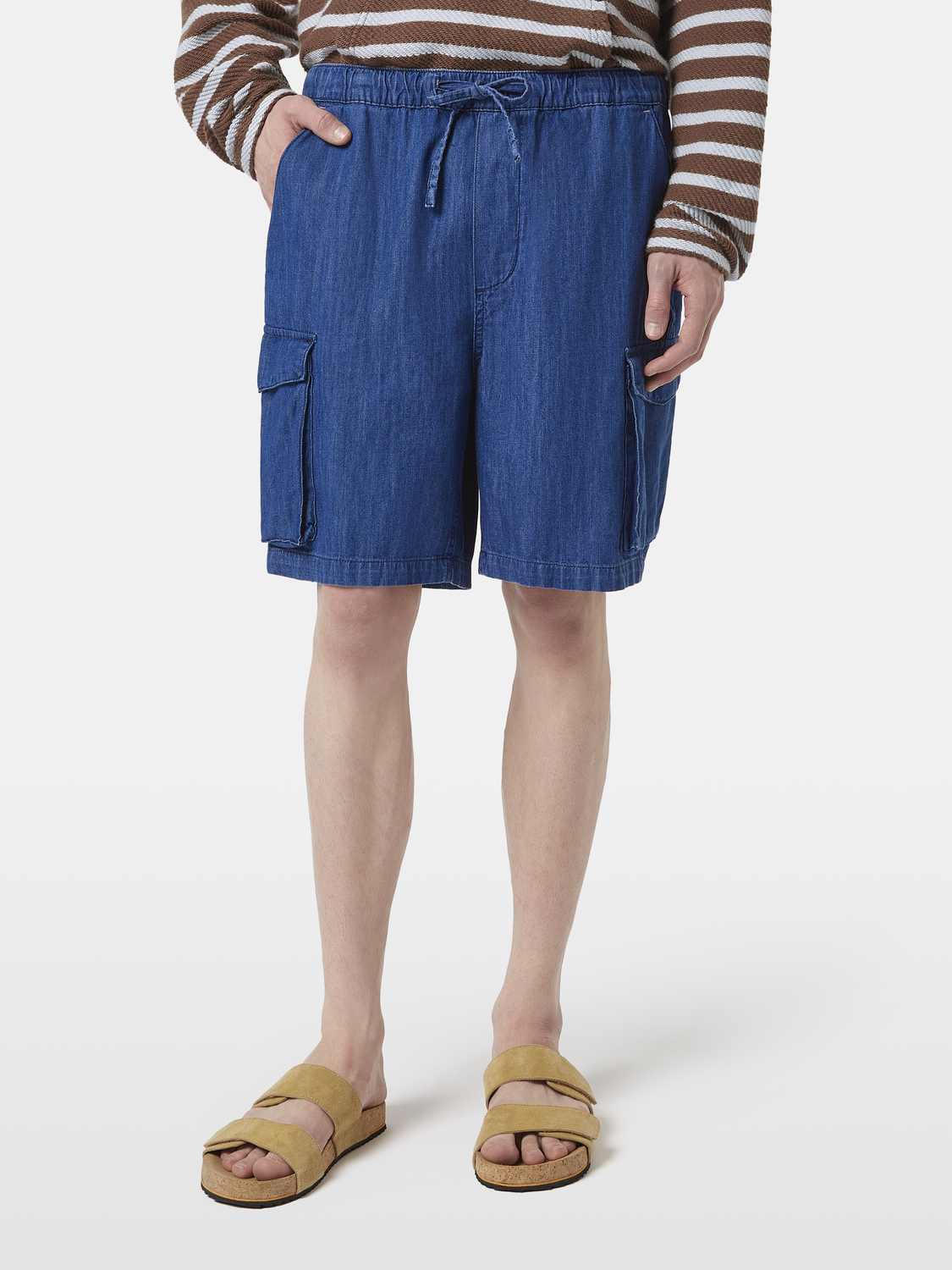 SCOTCH & SODA denim cargo shorts for men, featuring multiple pockets and a relaxed fit, displayed on a model.