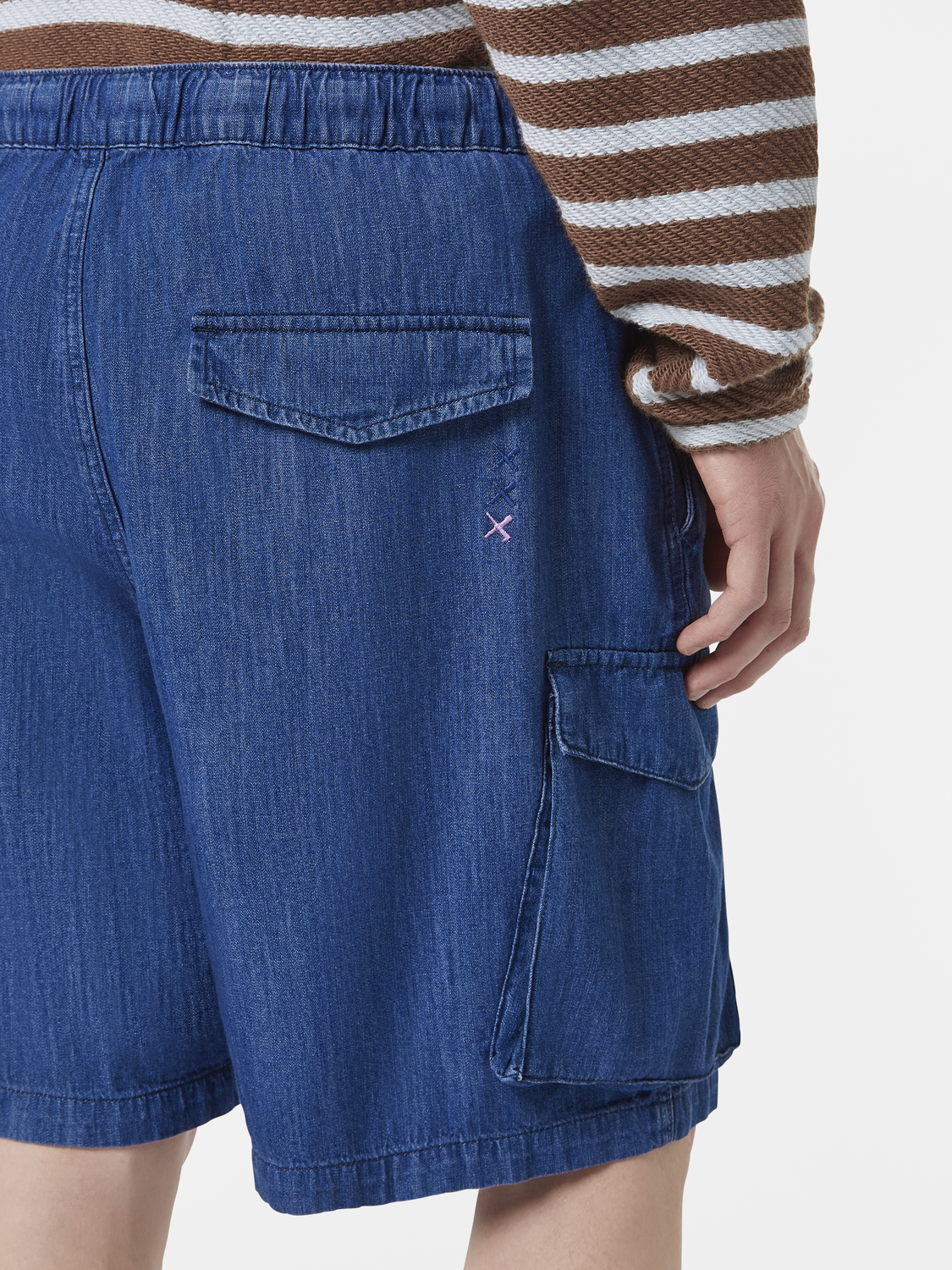 Pair of Scotch & Soda denim cargo shorts with multiple pockets and rolled cuffs, displayed on a neutral background.