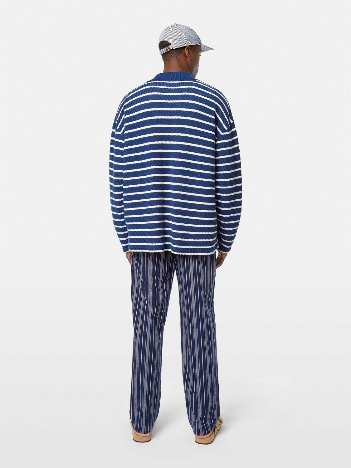 Black Scotch & SODA Terry sweatshirt with a relaxed fit and soft fabric, displayed on a mannequin.