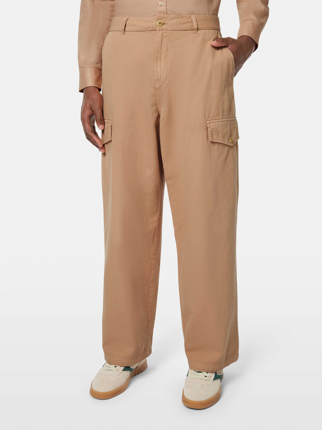 SCOTCH & SODA Daze wide-fit cargo pants with multiple pockets, shown in a relaxed fit style on a neutral background.