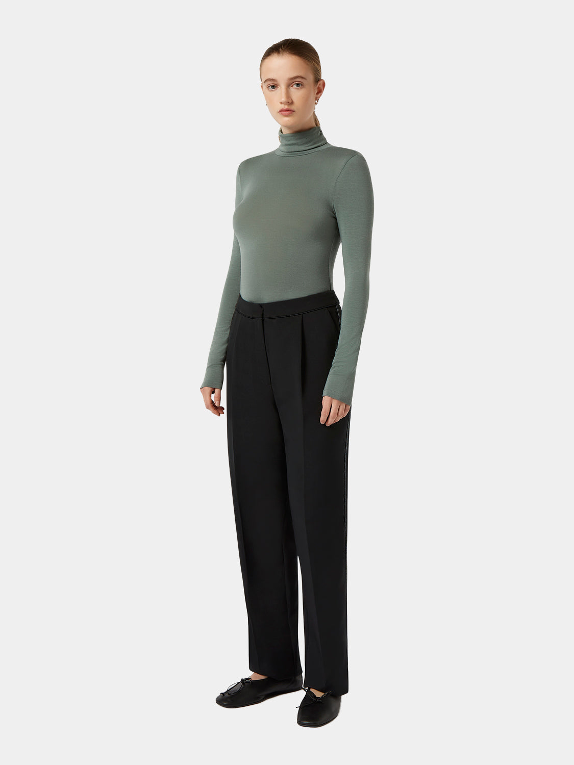 SCOTCH & SODA Robyn tapered pants in dark fabric, featuring a relaxed fit and stylish design, shown on a model.