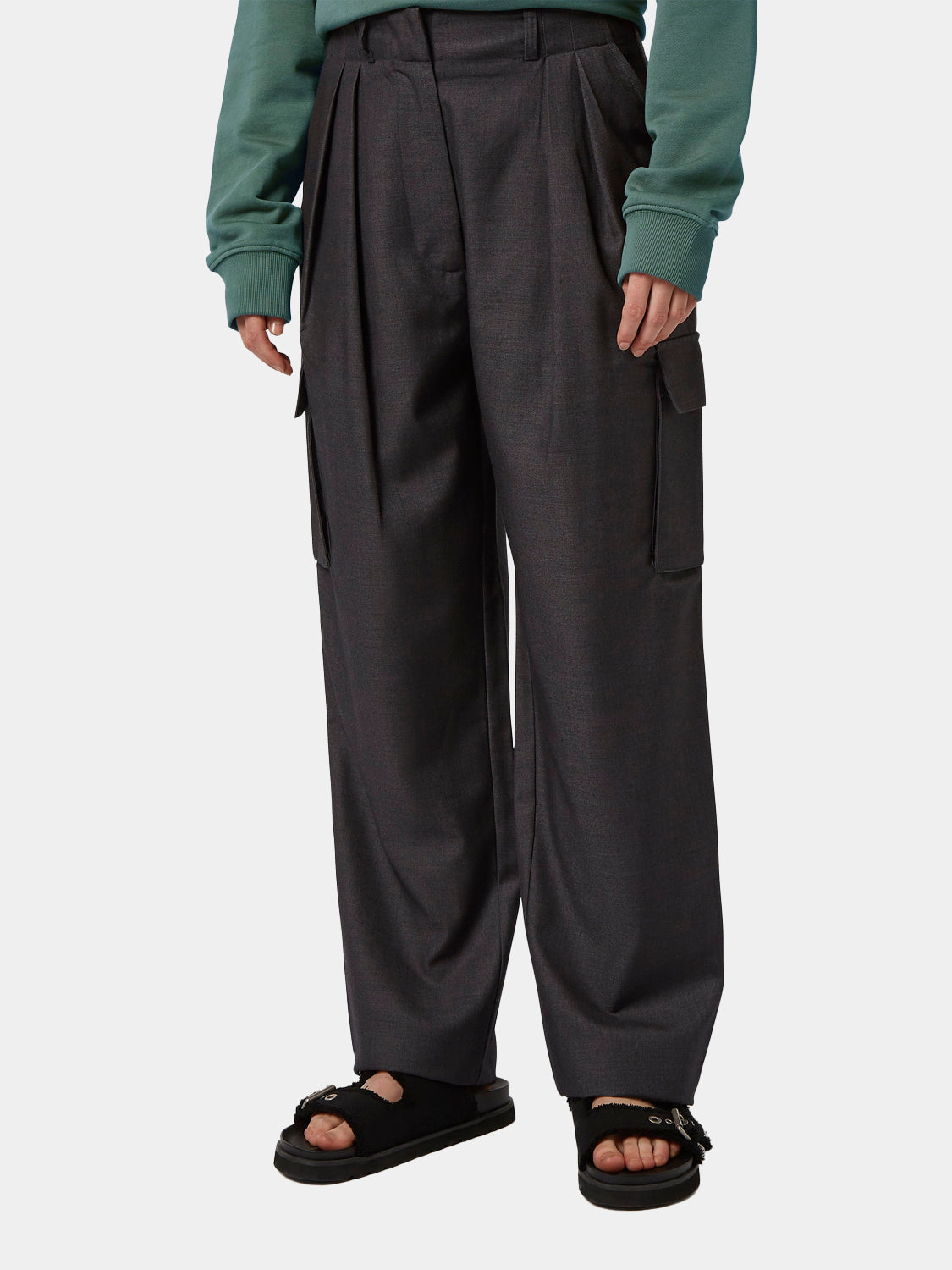 Scotch & Soda Faye tapered pants in a relaxed fit, featuring a high waist and tapered leg design, shown in a neutral fabric.