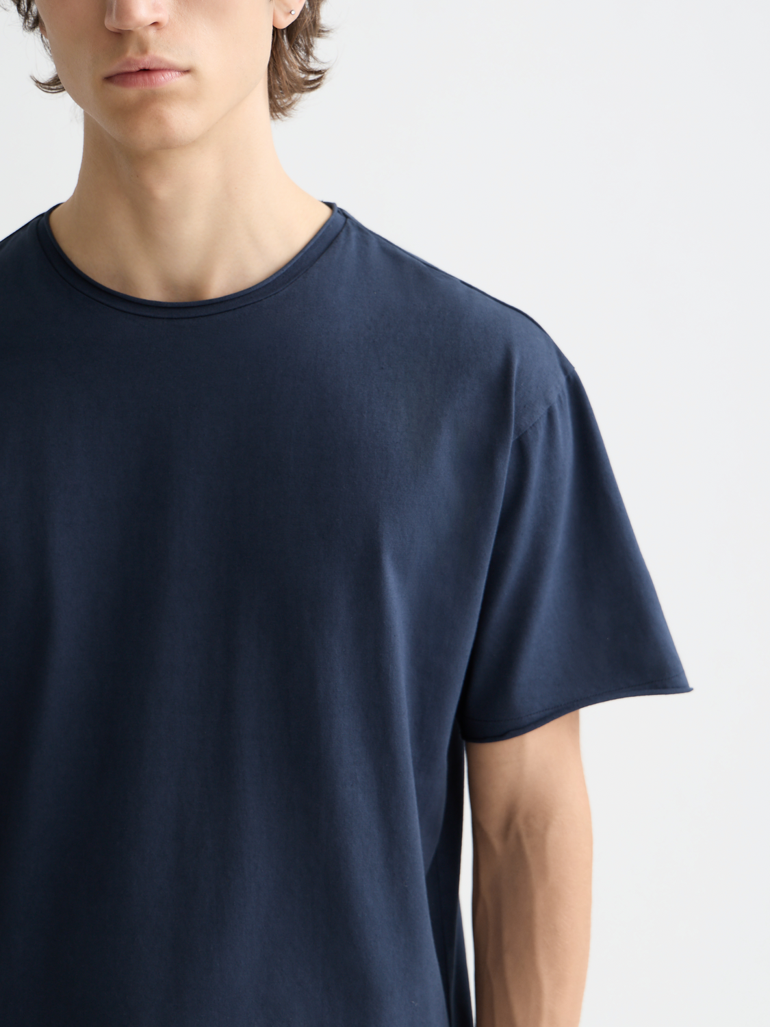 Raw-edged Scotch & Soda short-sleeve T-shirt with distressed hem, lightweight cotton fabric, in a versatile casual style.