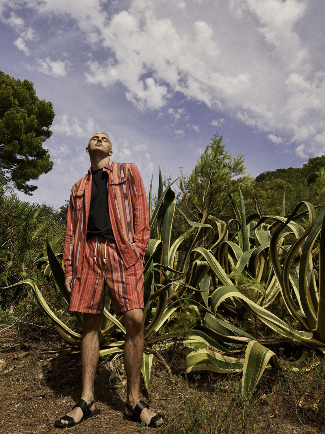 Striped Oxford shorts by Scotch & Soda, casual men's shorts with blue and white vertical stripes, front pockets and relaxed fit.