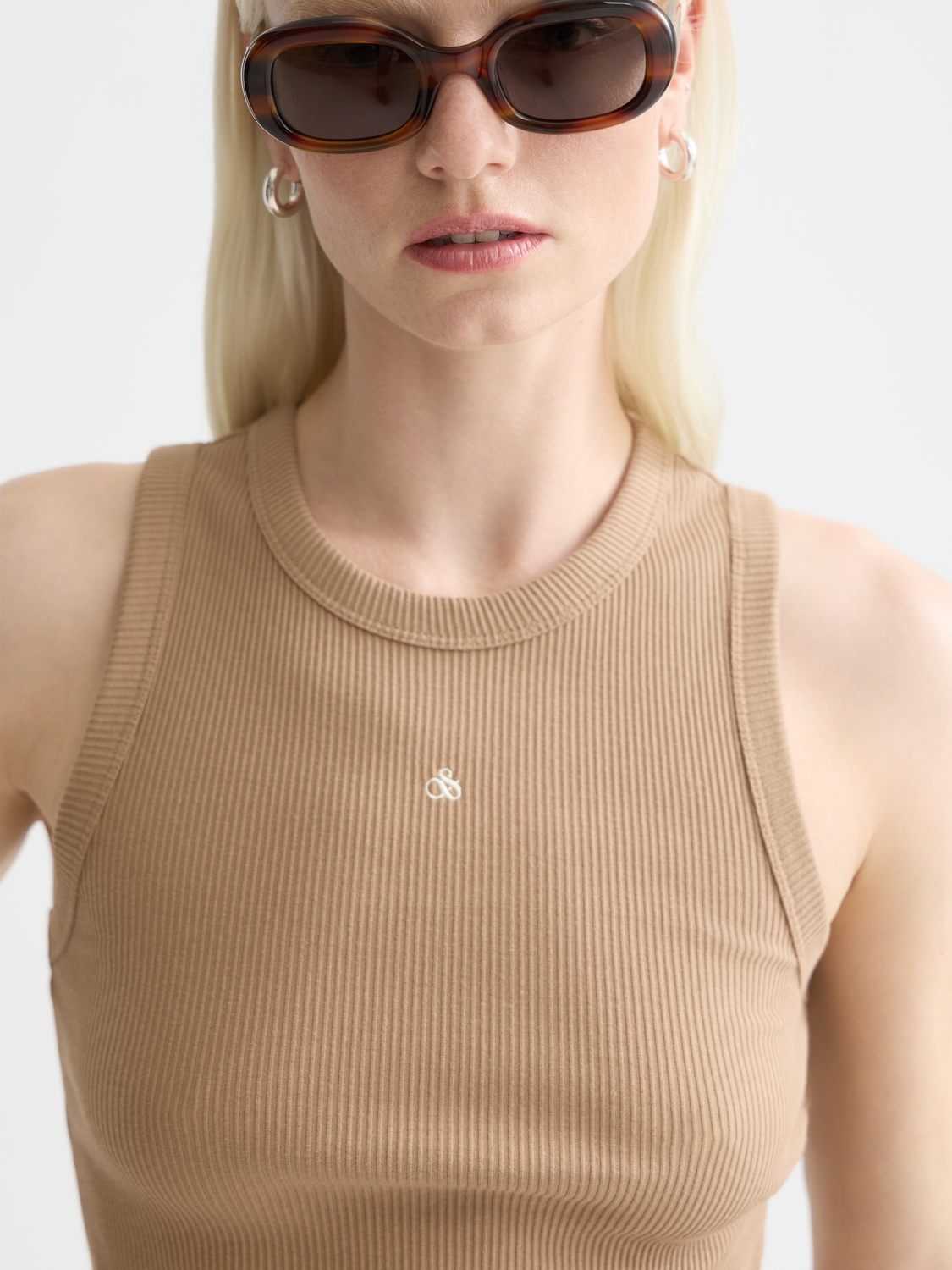 Ribbed beige tank top from Scotch & Soda with a fitted sleeveless design and round neckline, casual and stylish.
