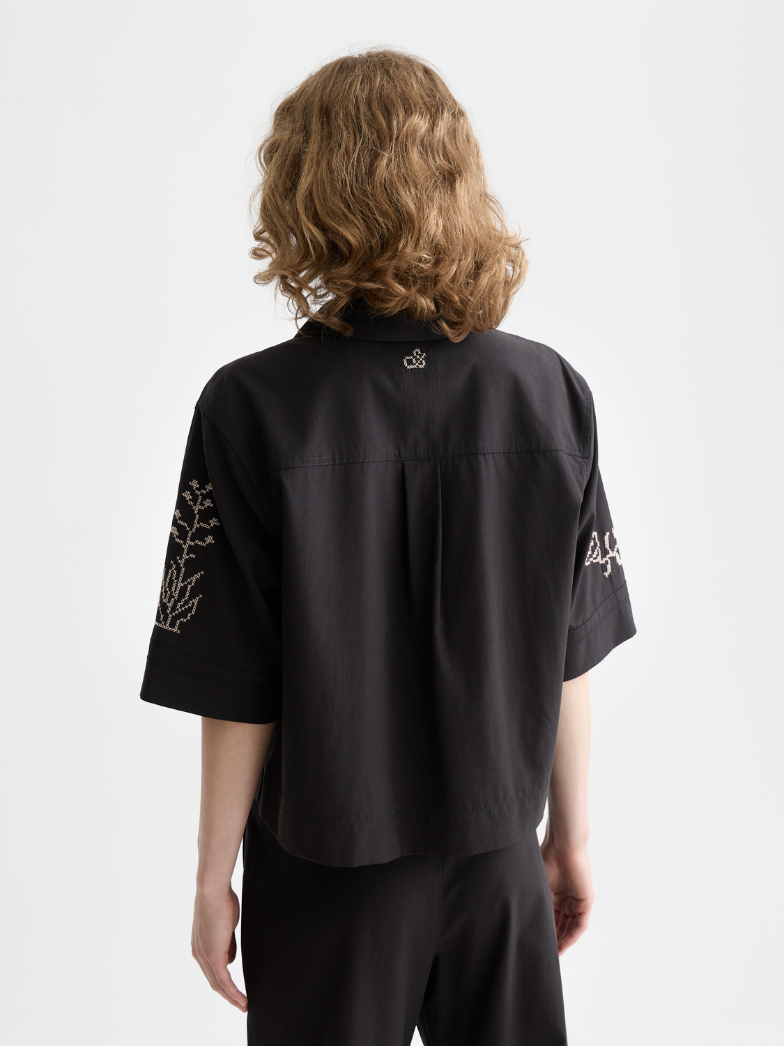 Short-sleeved Scotch & Soda shirt with a crisscross back design, lightweight fabric, and casual style.