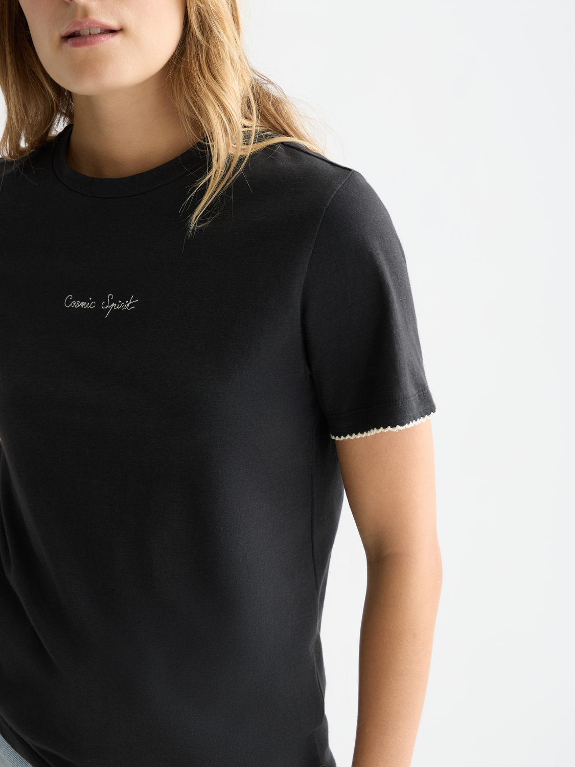 Embroidered slub Scotch & Soda short-sleeve t-shirt with subtle stitching details and relaxed fit, displayed on a neutral background.