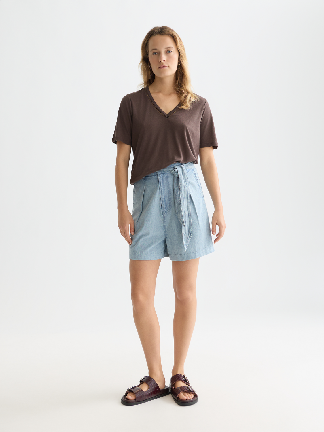 Linen V-neck T-shirt from Scotch & Soda, short-sleeve casual tee in light fabric, visible V-neck and relaxed fit.