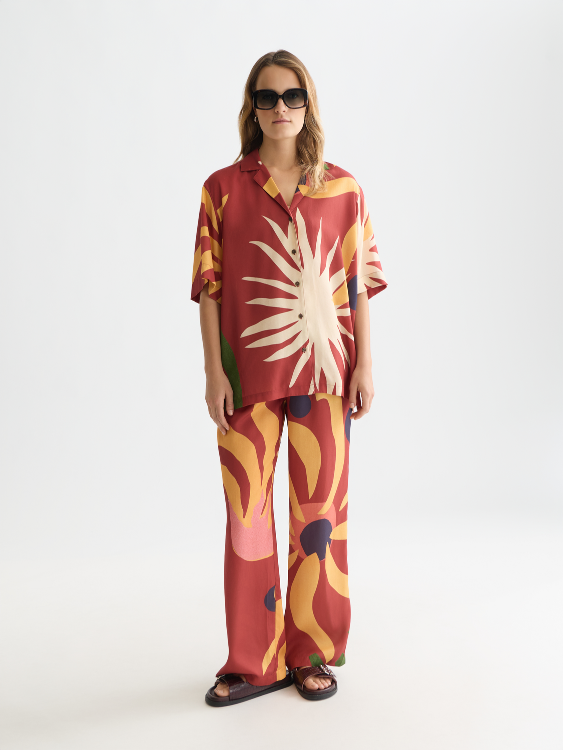 Printed short-sleeved shirt from Scotch & Soda, featuring vibrant patterns and casual fit, displayed on a mannequin.