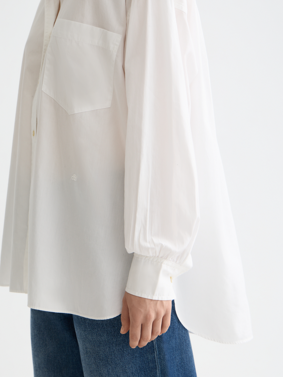 Long sleeve Scotch & Soda girlfriend poplin shirt with a classic collar and button front, in soft cotton fabric.