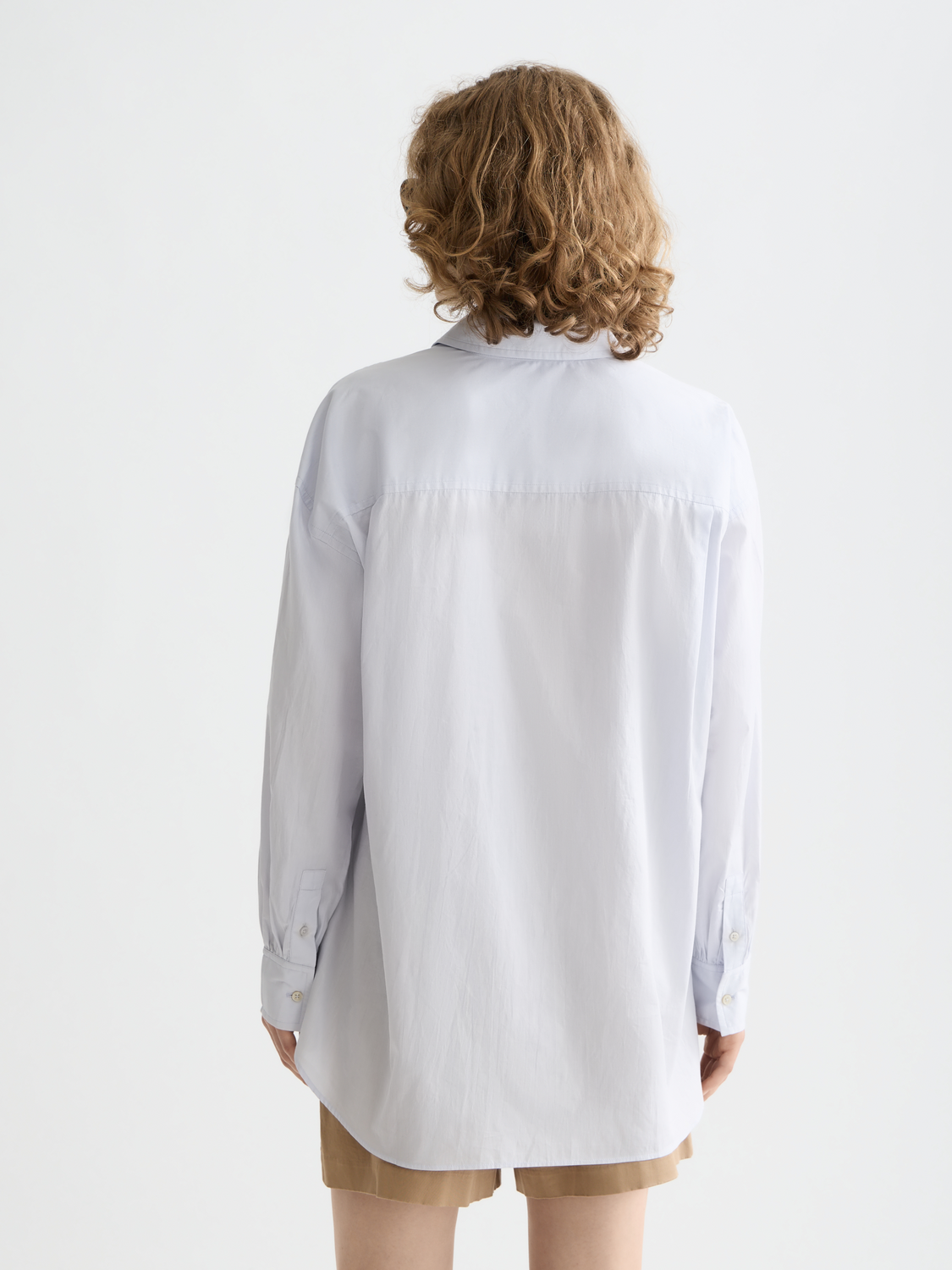 Long-sleeve Scotch & Soda girlfriend poplin shirt displayed on a model, featuring a classic collar and stylish design.