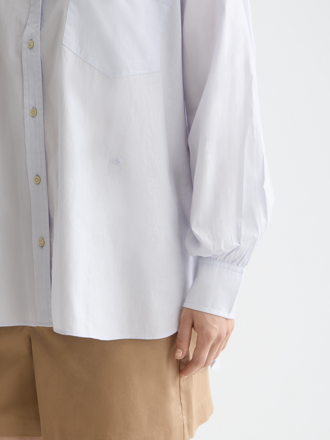 Long sleeve Scotch & Soda girlfriend poplin shirt, soft fabric with a classic collar and button front, displayed on a model.
