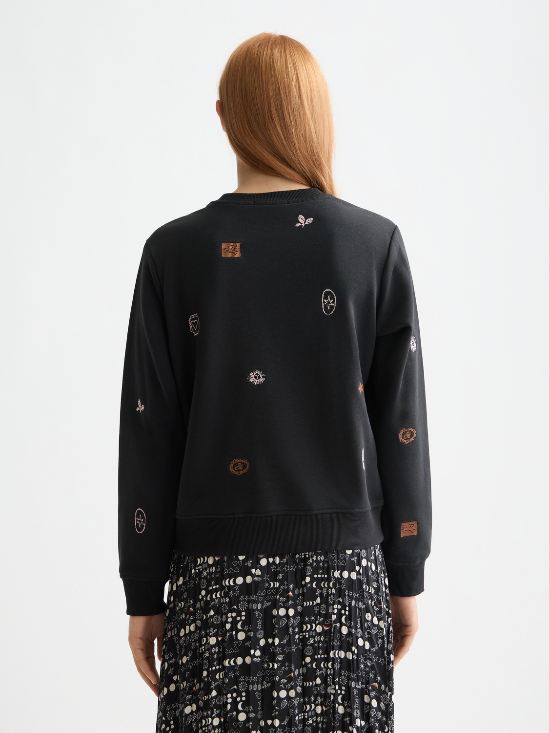 Black Scotch & Soda embroidery sweatshirt with detailed floral embroidery on the front, made from soft cozy fabric.