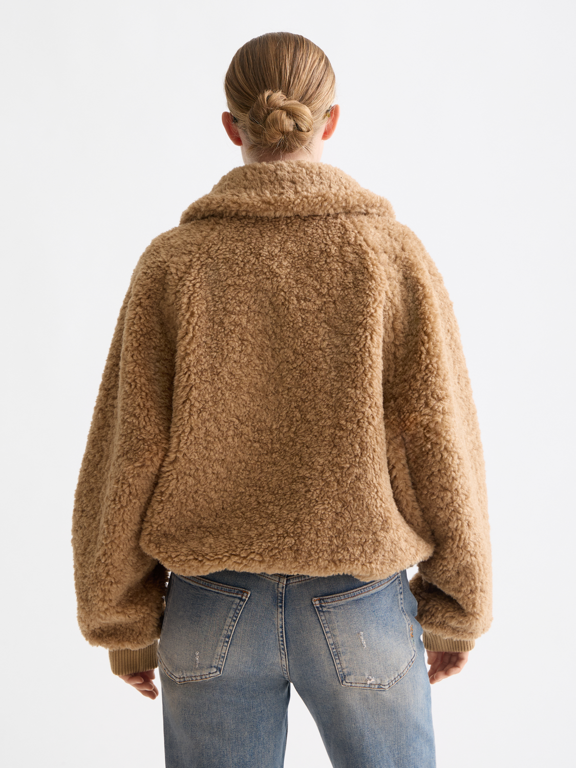 SCOTCH & SODA teddy bomber jacket featuring a soft teddy fabric, ribbed collar, cuffs, and zip closure, styled on a model.