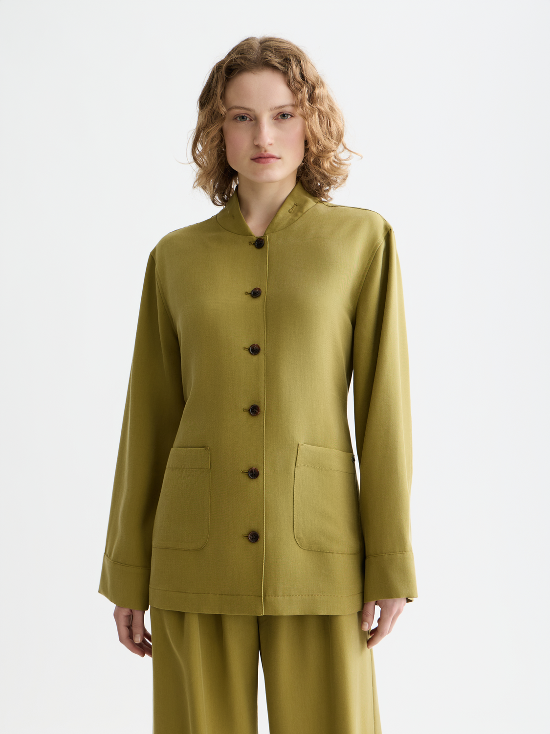 SCOTCH & SODA belted blazer in U372 color, tailored silhouette with front tie belt layered over a model
