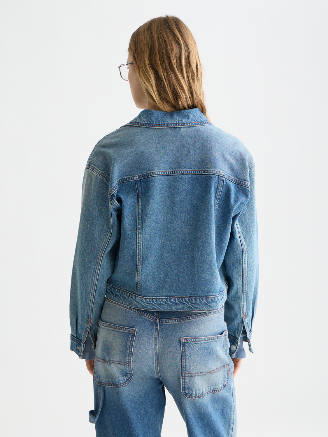 Dark blue Scotch & SODA denim trucker jacket with classic collar and button-front, showcasing front and back views.