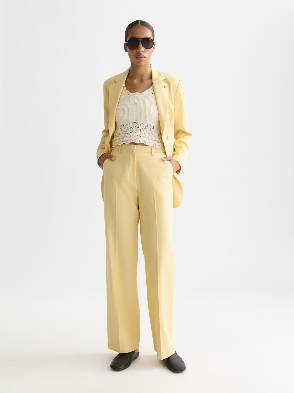 Navy single-breasted blazer by Scotch & Soda, tailored fit with notch lapel and front buttons, displayed on a model.