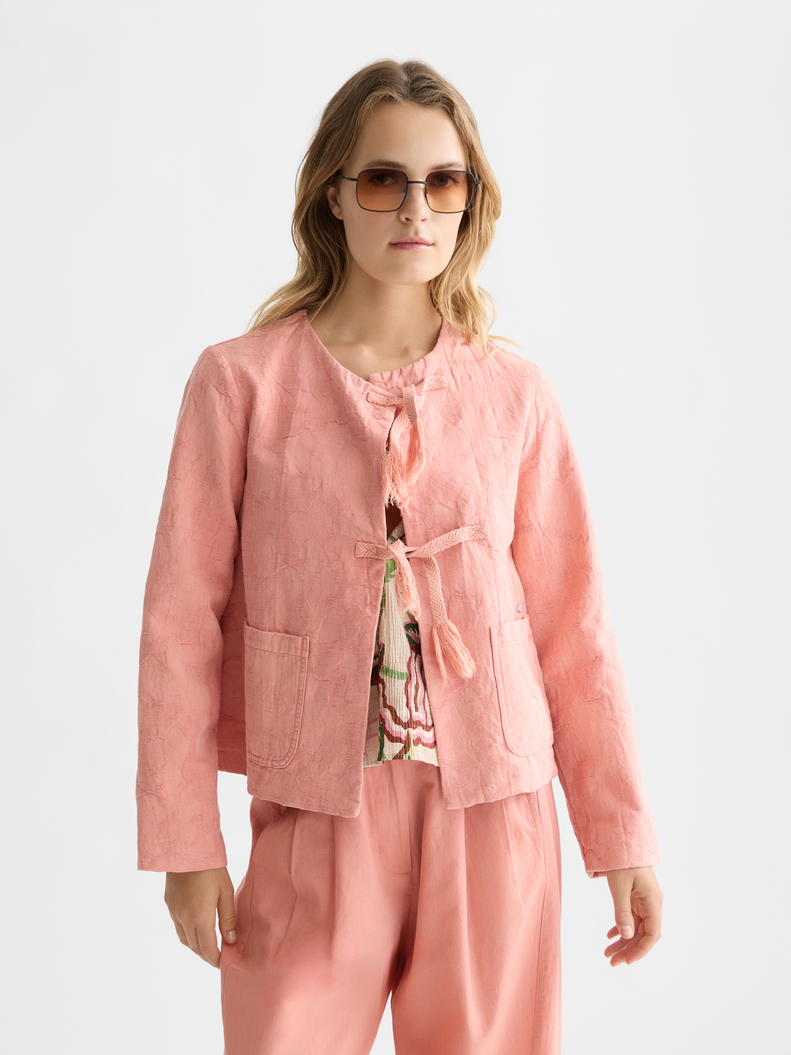 Structured jacquard blazer by Scotch & Soda featuring a tailored fit and intricate woven pattern, front view.
