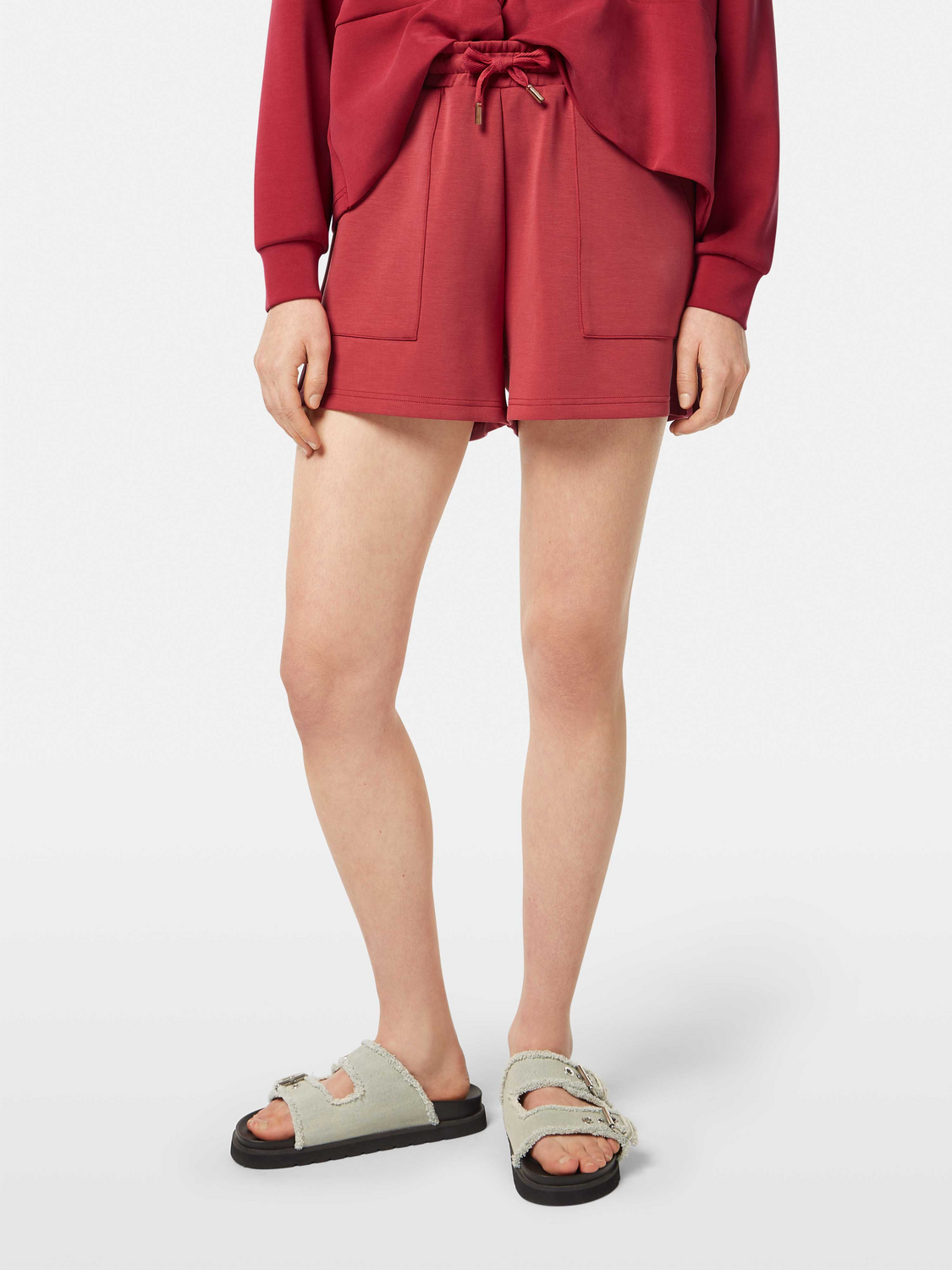 SCOTCH & SODA Tencel shorts in a relaxed fit, shown on a model cropped at the waist