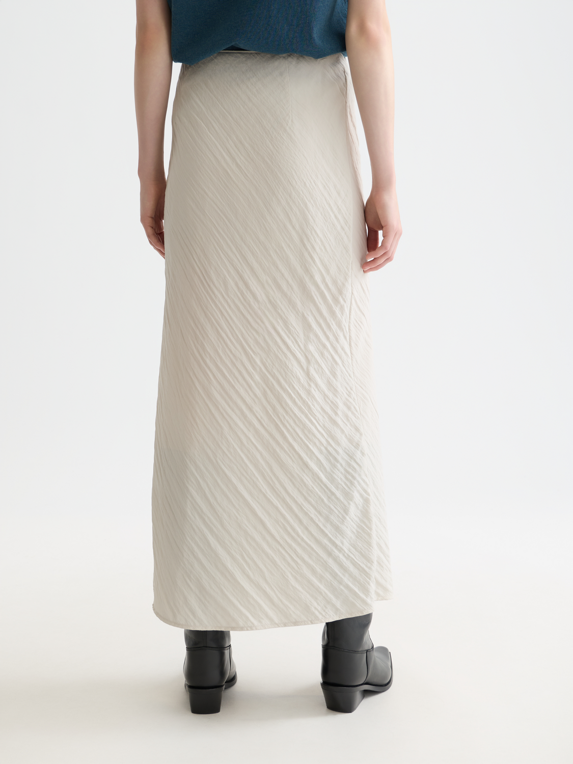 Scotch & Soda midi wrap skirt with floral pattern, high waist, and flowing fabric displayed from the back view.