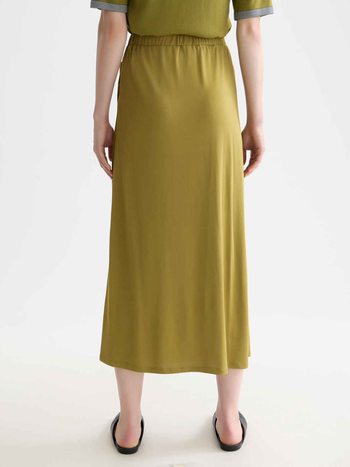 SCOTCH & SODA modal skirt in a flowing silhouette, shown in UFS01169M_U372_4M.png