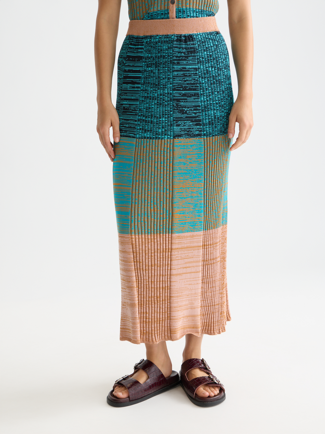 Maxi ribbed skirt from Scotch & Soda with a fitted waist and flowing length, shown in a neutral color on a model.