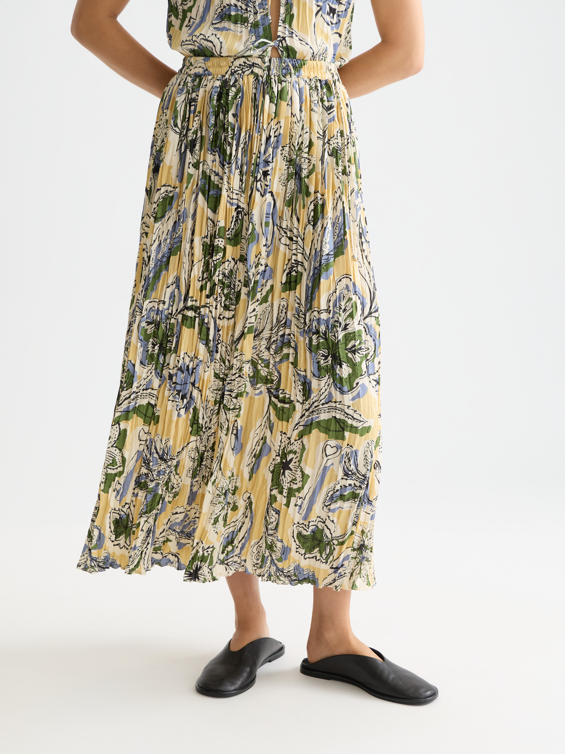Printed micro pleat skirt by Scotch & Soda, showcasing a stylish high-waisted design with intricate pleats and a vibrant pattern.