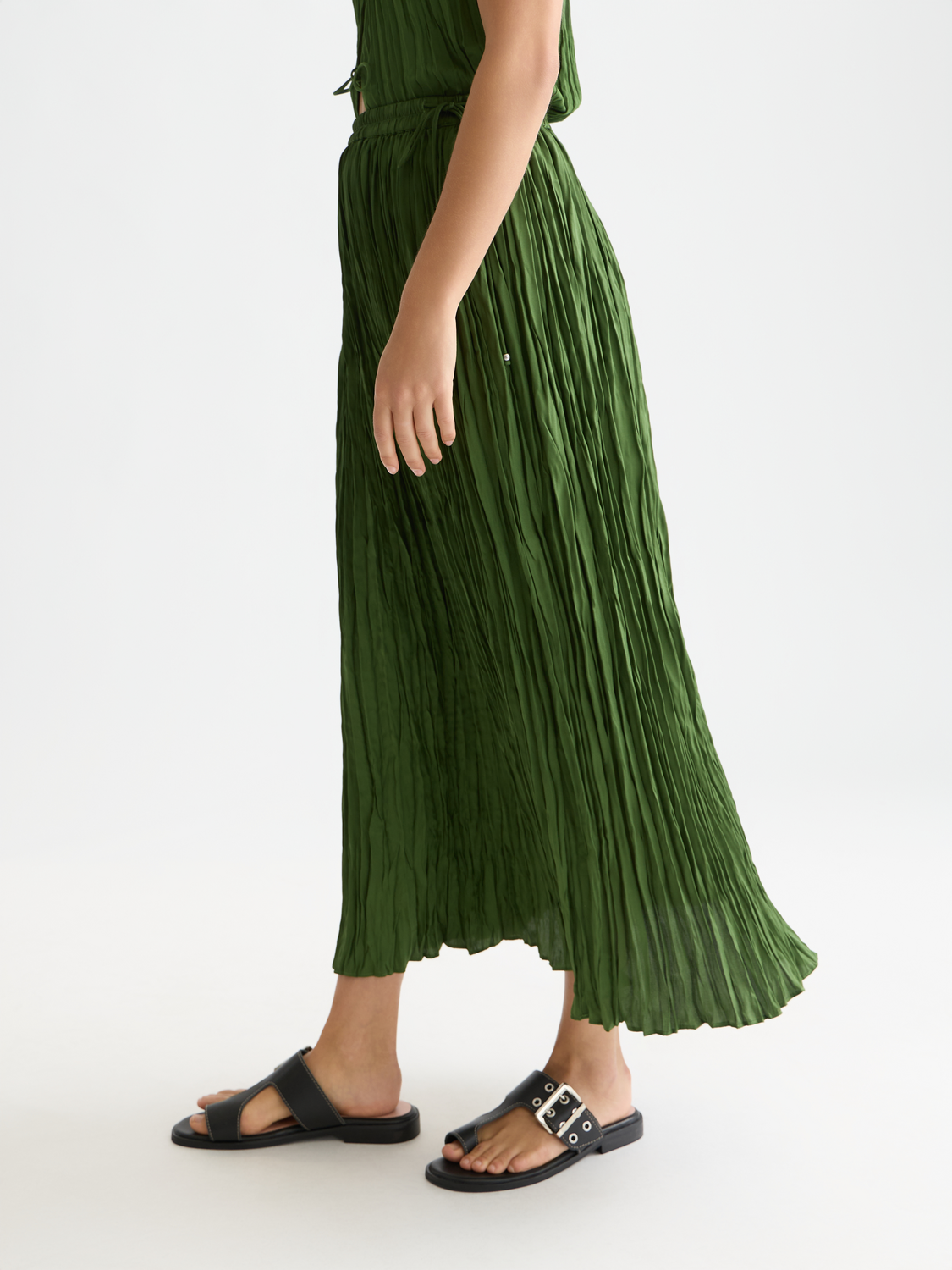 Micro pleat skirt from Scotch & Soda featuring a high-waisted design and subtle pleats in a versatile, stylish look.
