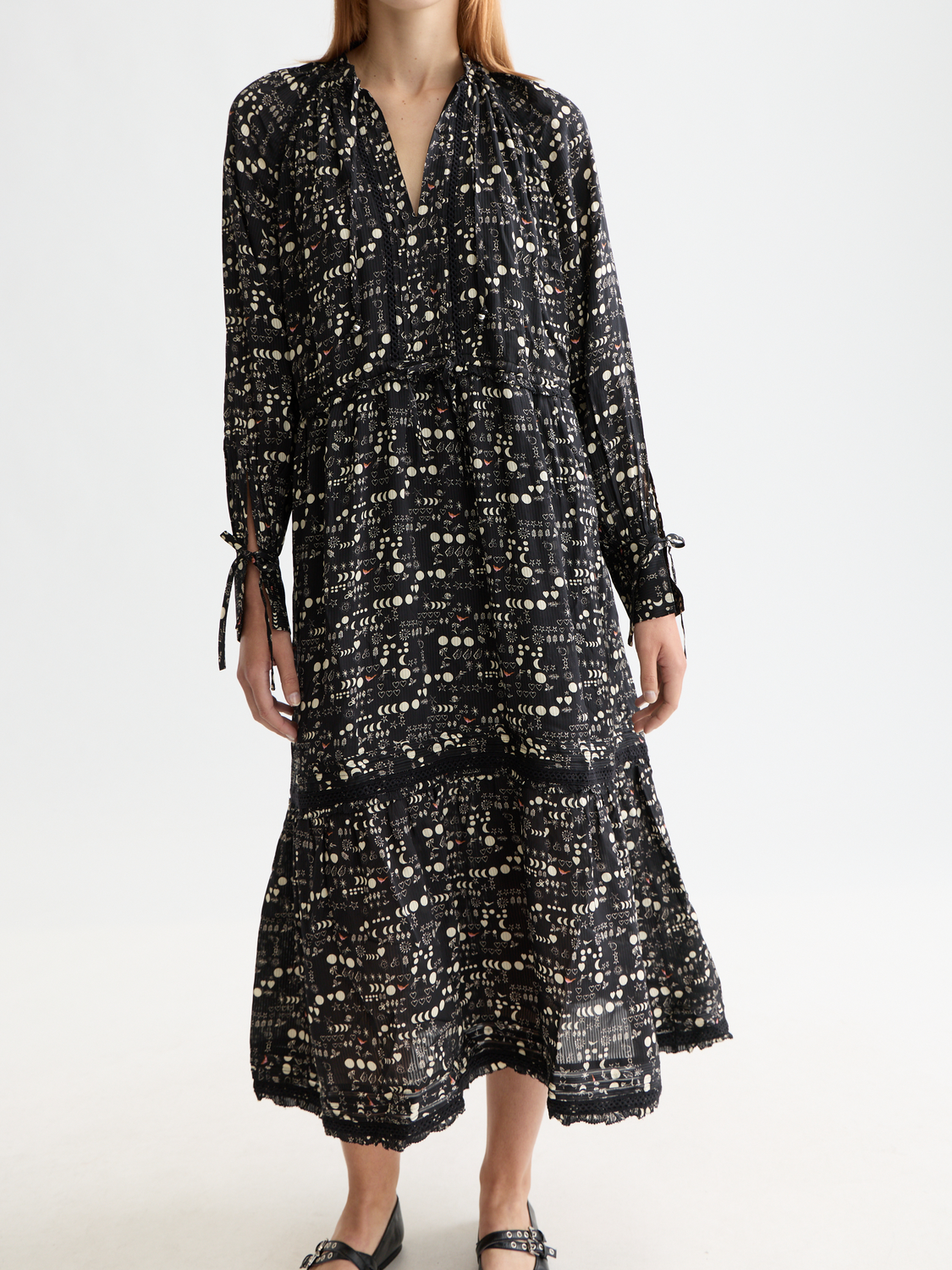 Scotch & Soda tiered maxi dress featuring flowing fabric, sleeveless design, and a vibrant pattern, perfect for summer wear.