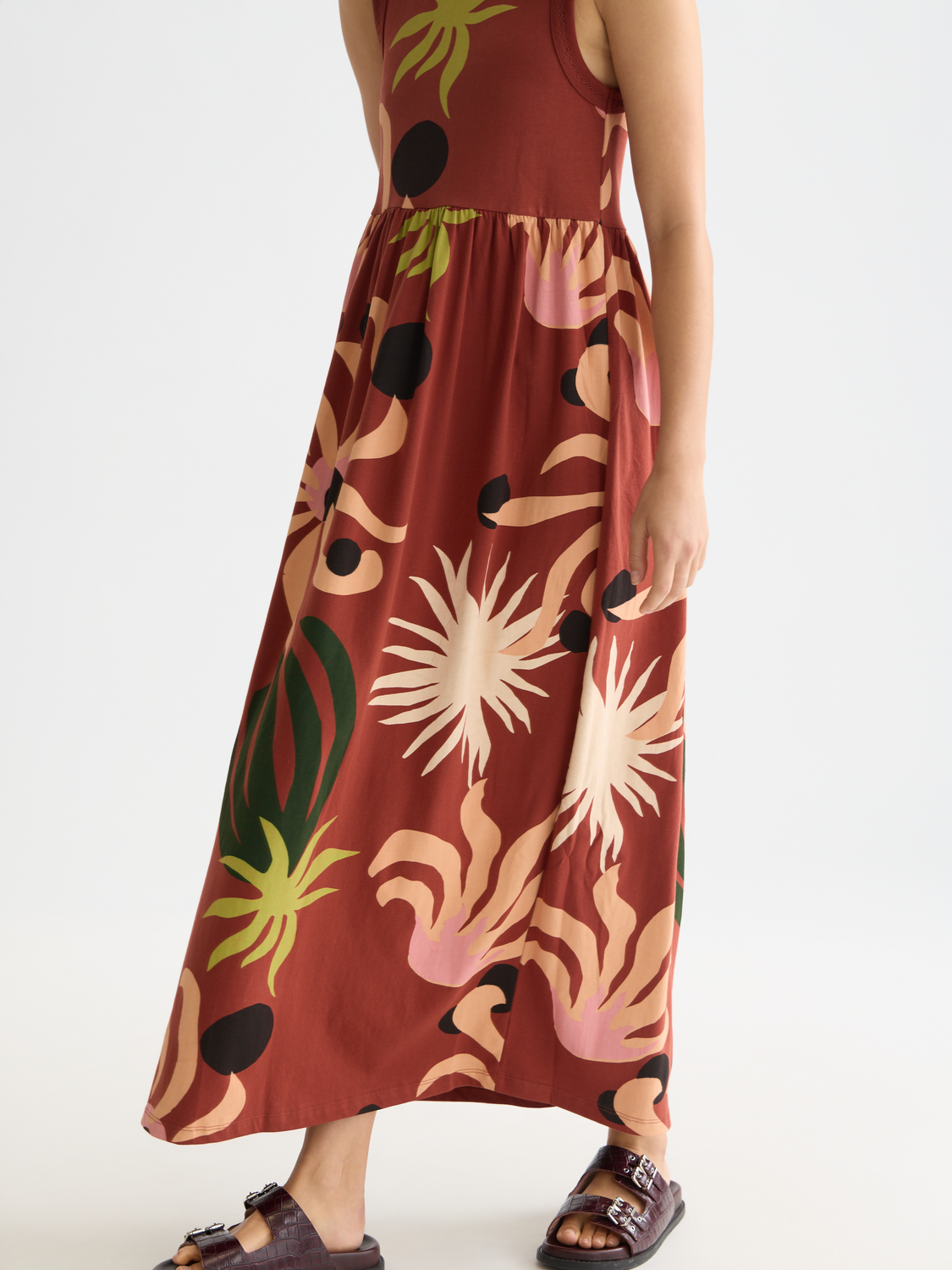 Printed SCOTCH & SODA tank midi dress with a relaxed fit, featuring a colorful abstract pattern and sleeveless design.