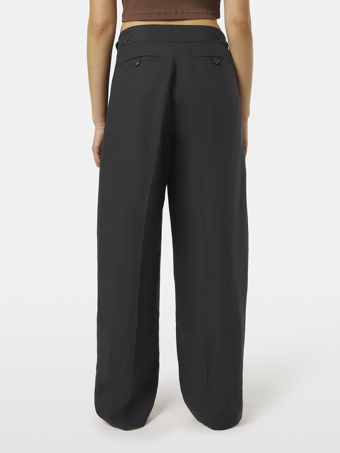 Scotch & Soda Quinn pleated pants in dark fabric, back view showcasing tailored design and pleats, casual and stylish pants for women.