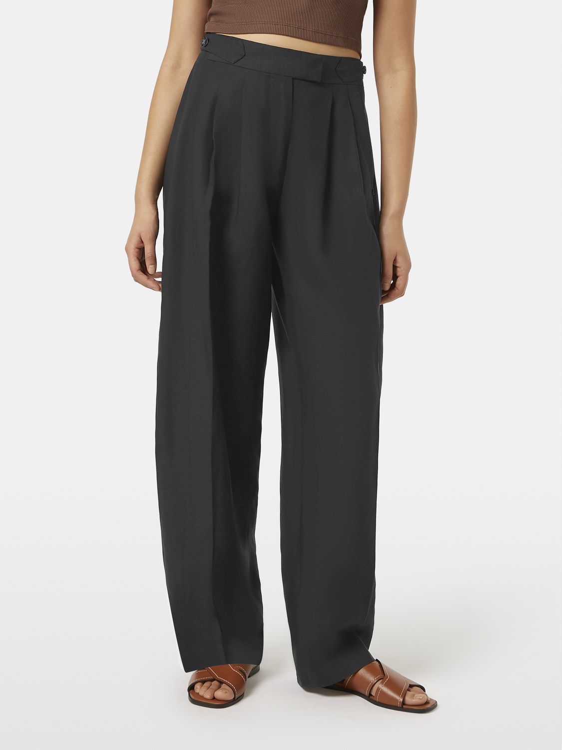 Scotch & Soda Quinn pleated pants in dark fabric, featuring a tailored fit and classic pleats, shown on a model.