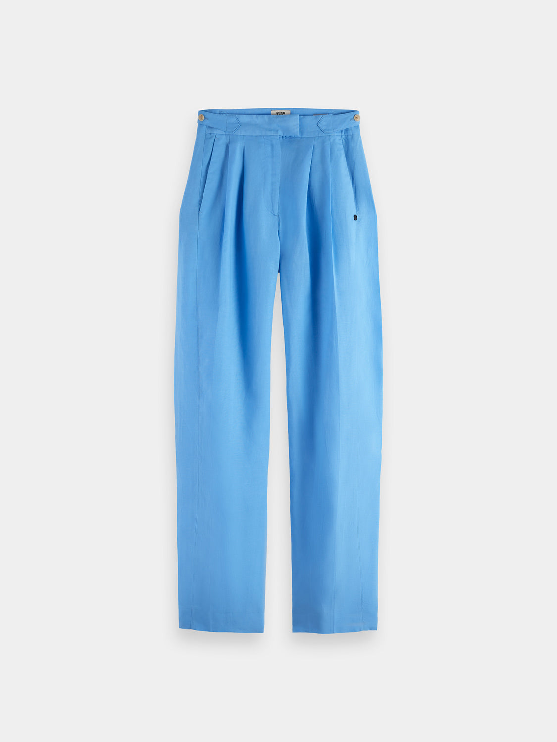 Scotch & Soda Quinn pleated pants in dark fabric, featuring a tailored fit and classic pleats, displayed on a hanger.