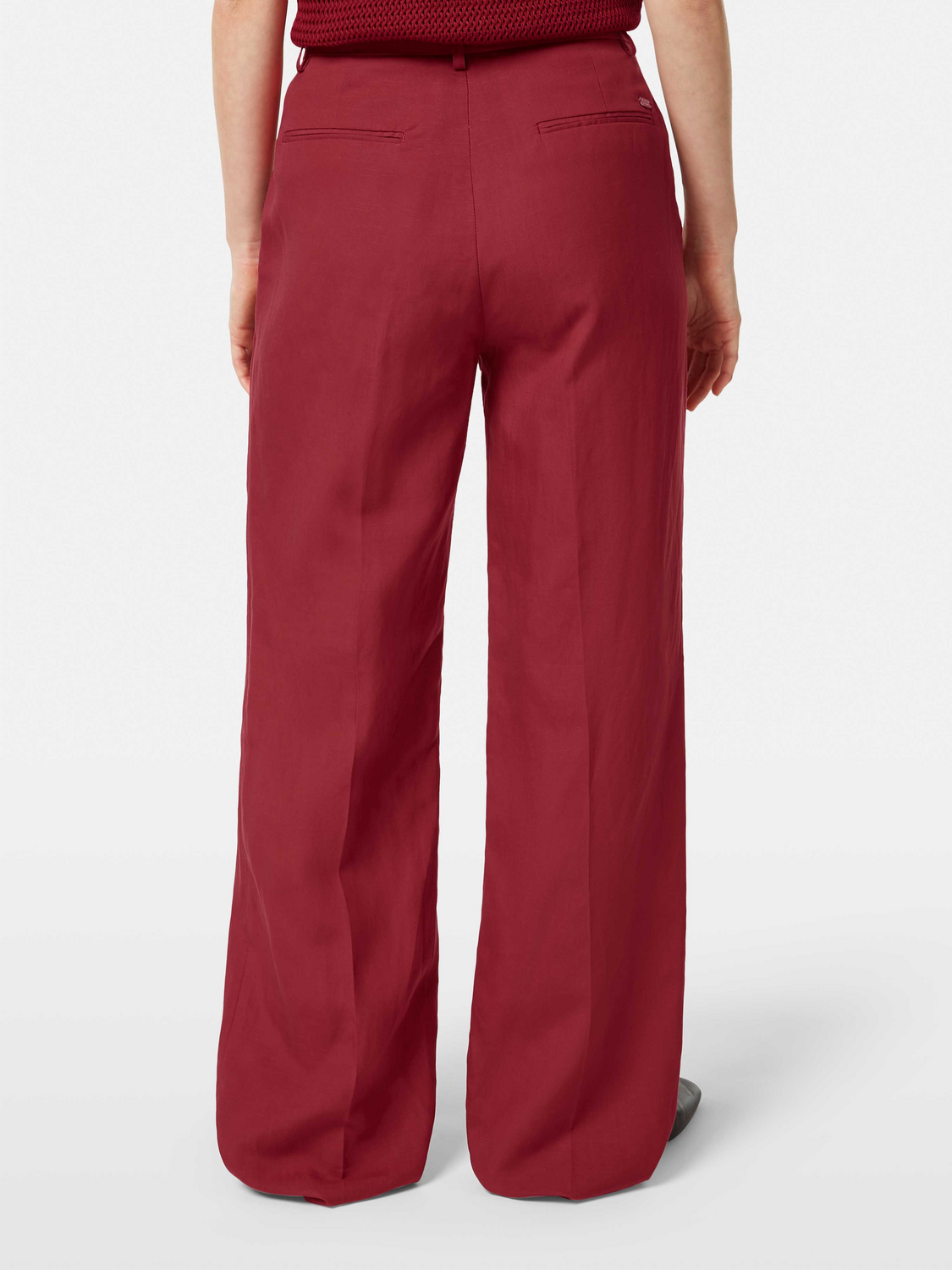 Wide-fit Edie pants by Scotch & Soda featuring a relaxed fit, front pockets, and a stylish crêpe fabric in a versatile color.