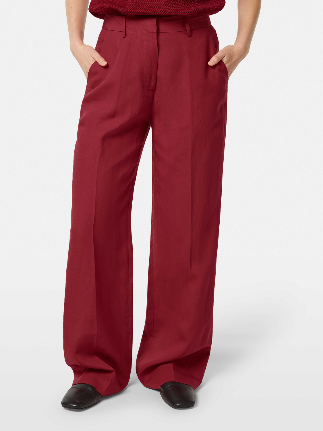 Edie wide-fit pants by Scotch & Soda in a cream color, shown on a model with a relaxed fit and stylish design.