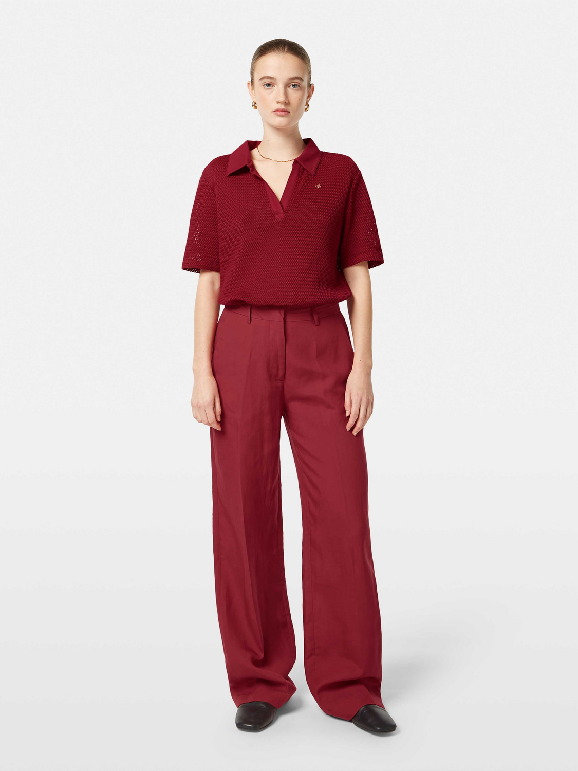 SCOTCH & SODA Edie wide-fit pants in neutral fabric, side pockets, relaxed fit, and high waist, shown on a model.