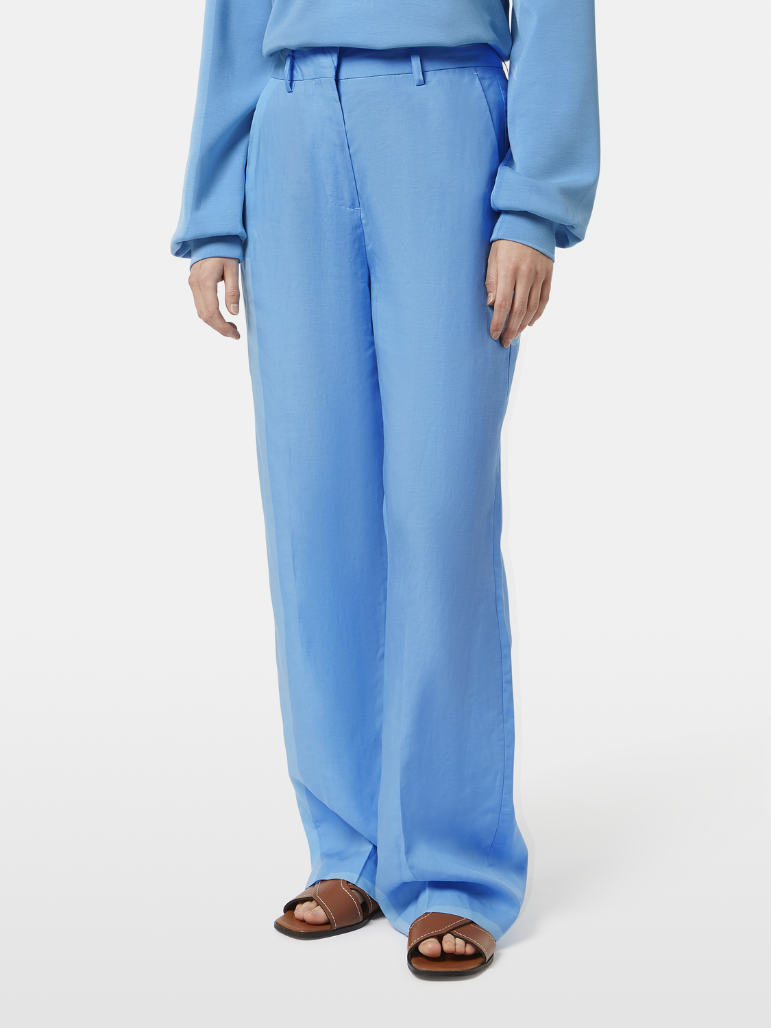 Wide-fit Edie pants by Scotch & Soda, featuring a relaxed fit and stylish design, shown in a neutral color.