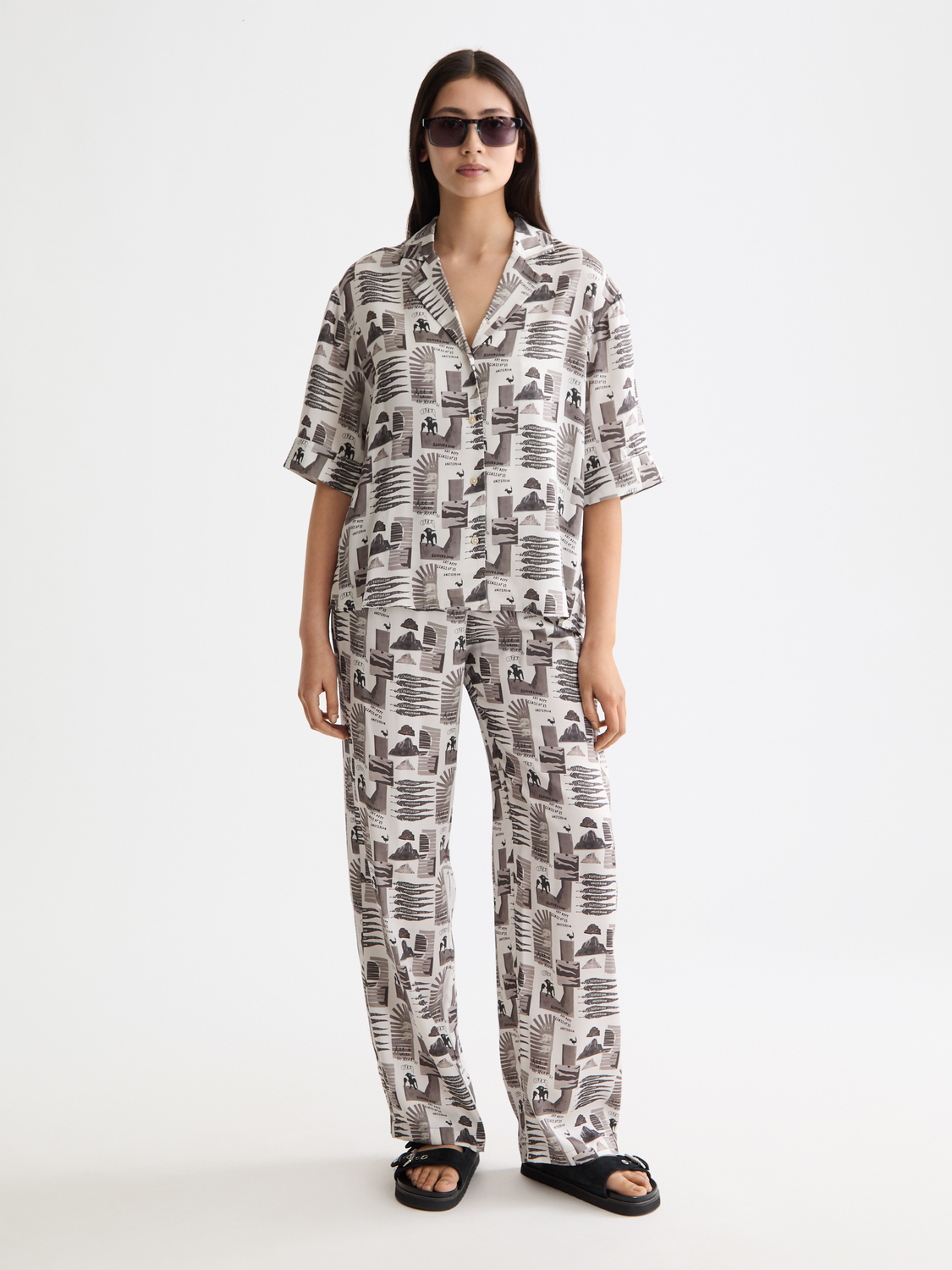Scotch & Soda Gia wide-fit pants in neutral fabric, featuring a relaxed silhouette and classic styling.