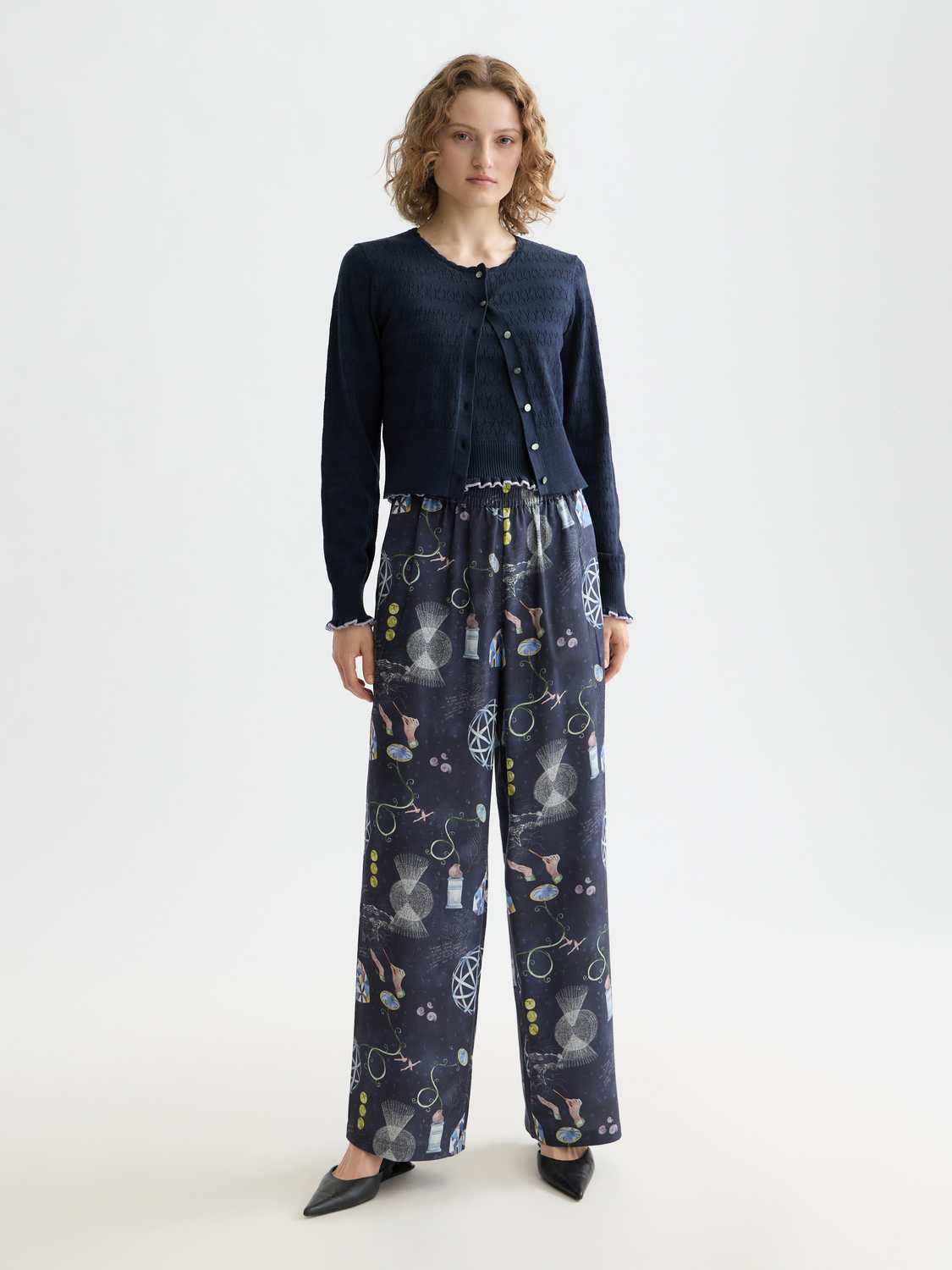 Scotch & Soda Gia wide-fit pants in neutral fabric, featuring a relaxed silhouette and tailored waistband.