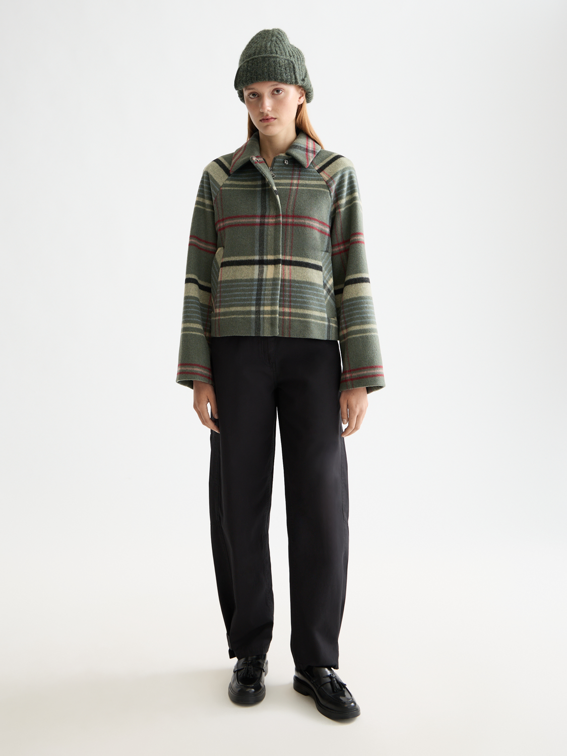 Scotch & Soda Lotus barrel leg pants in a light fabric, featuring a relaxed fit with a stylish, modern design.