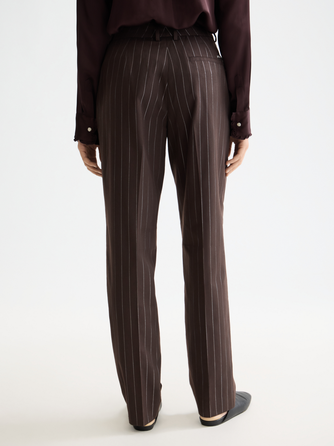 SCOTCH & SODA Robyn tapered pants in black fabric, featuring a tailored fit and sleek design, shown on a model.