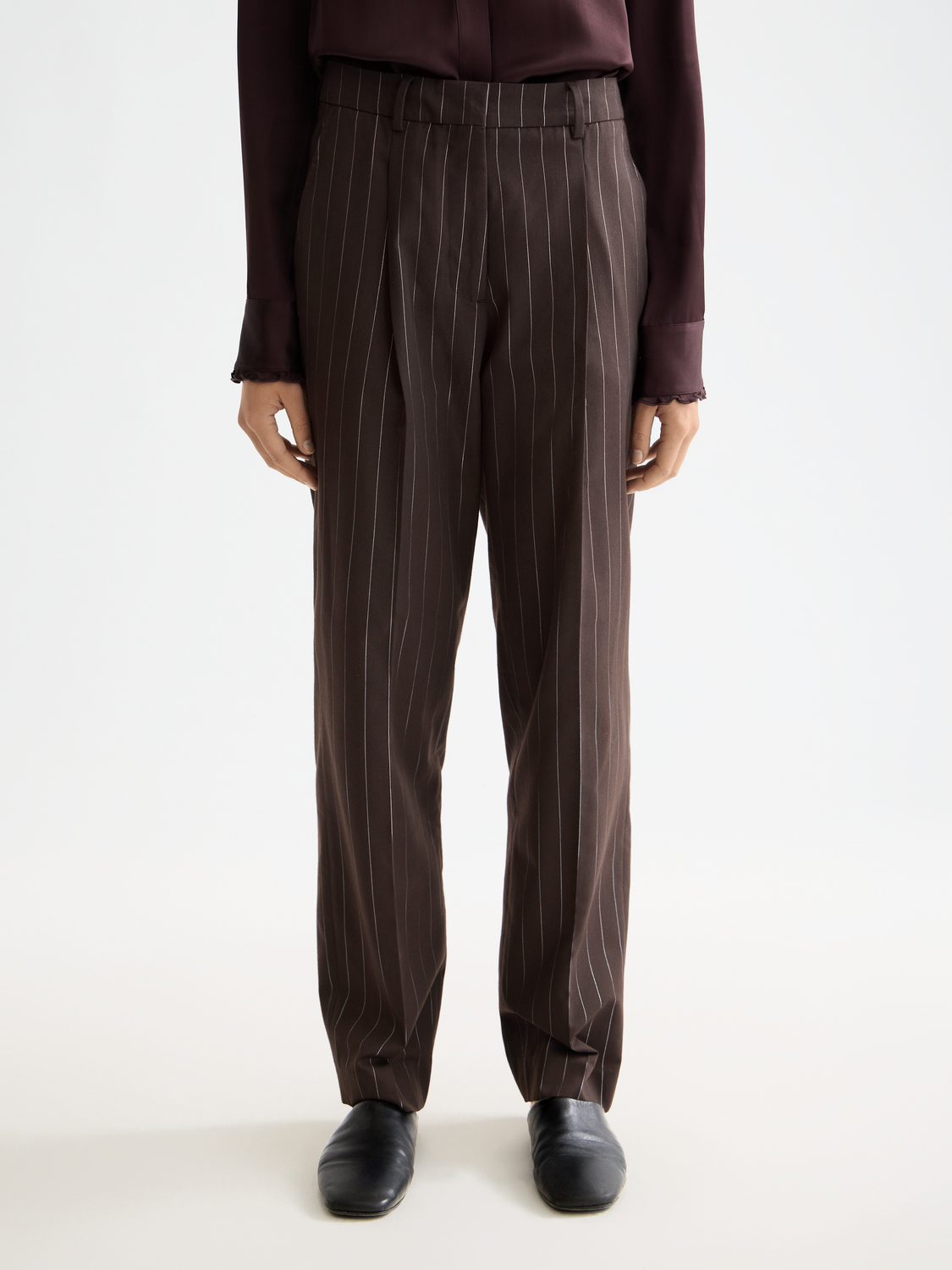 Scotch & Soda Robyn tapered pants in dark fabric with a high waist and tailored fit, shown on a model.