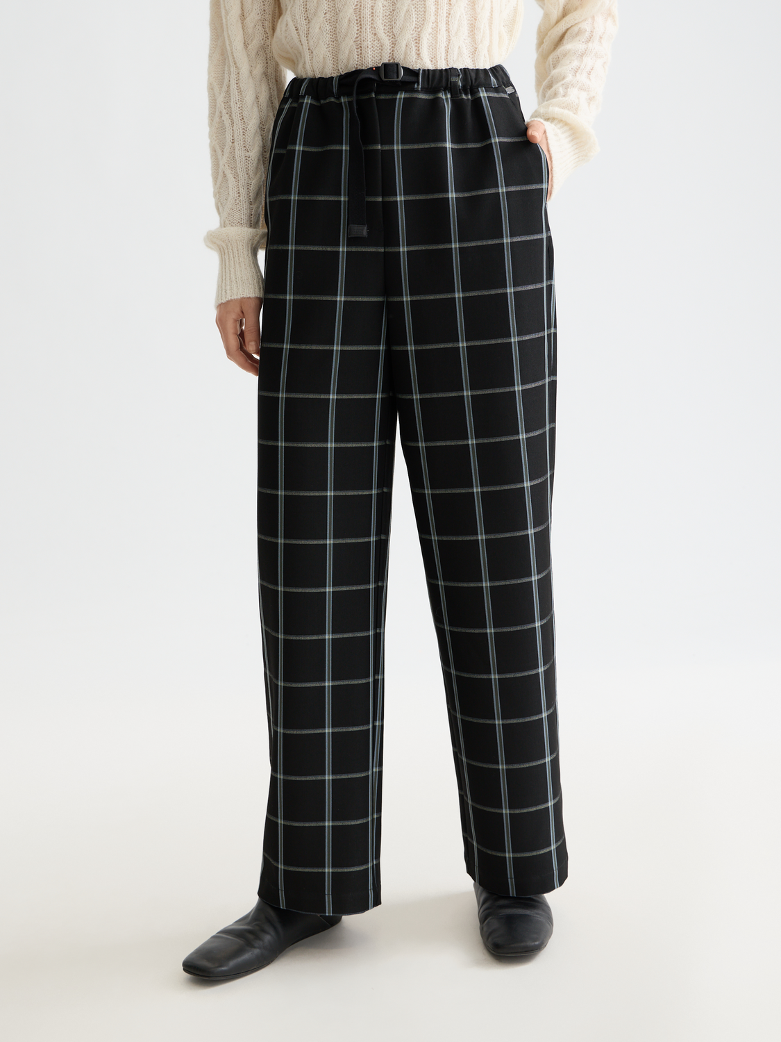 Scotch & Soda Ezra drawstring pants in dark fabric, shown on a model with a relaxed fit and casual style.