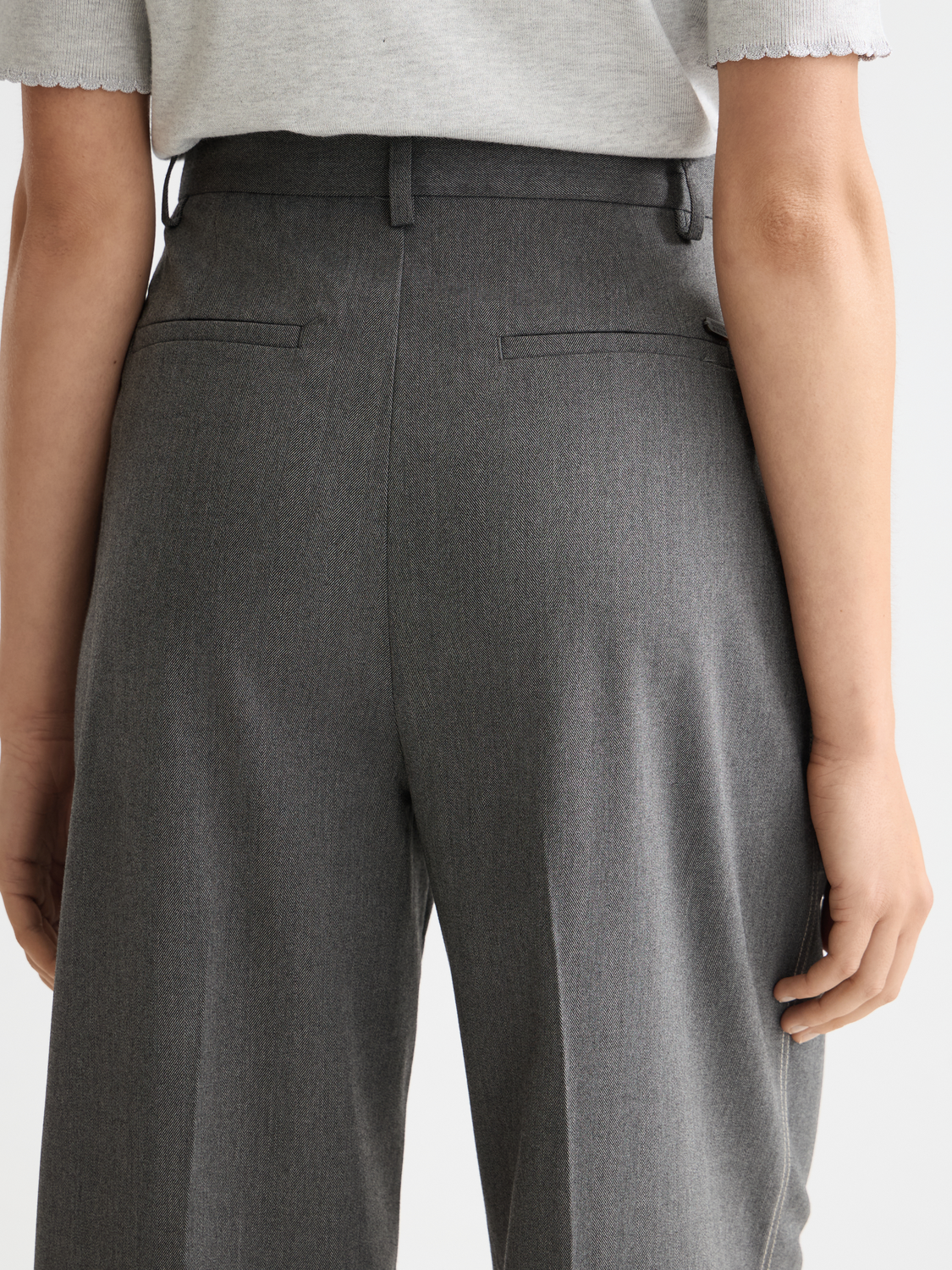 Rose wide-fit pants by Scotch & Soda, showcasing relaxed fit with a soft rose color and stylish design.