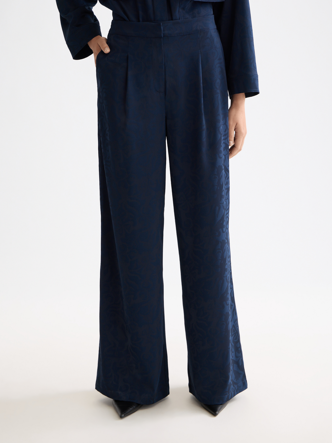 Wide-fit Eleni pants by Scotch & Soda featuring a relaxed fit, with a textured fabric and stylish design.