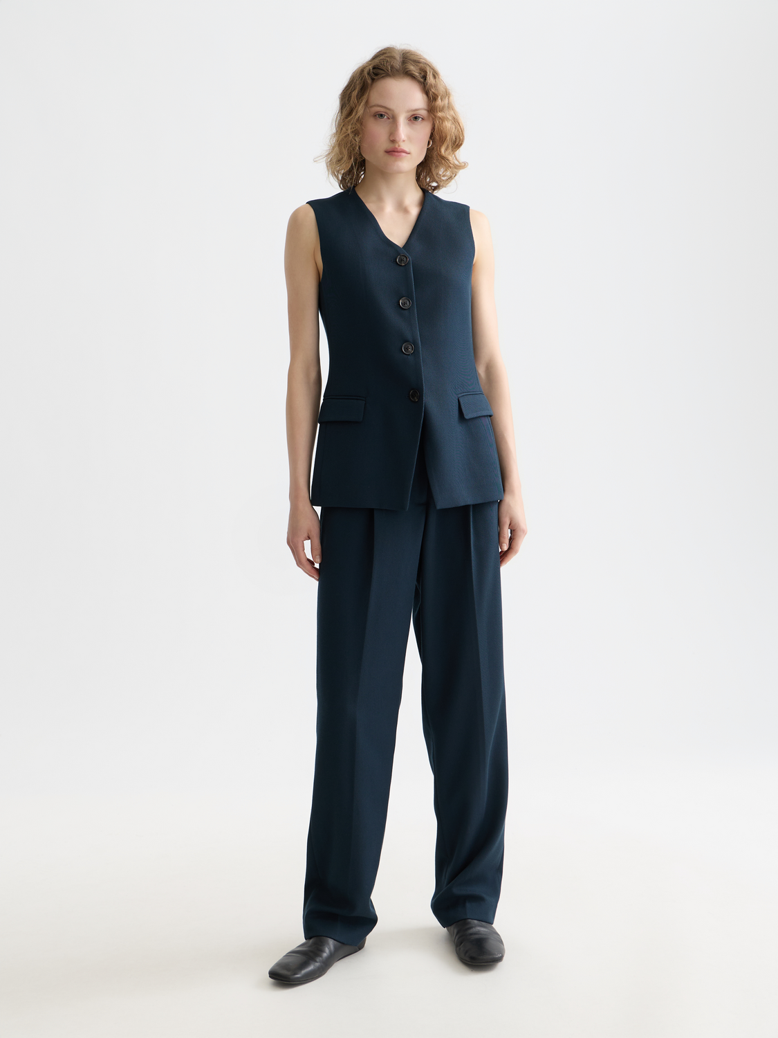 SCOTCH & SODA Robyn tapered leg pants in a clean, streamlined design.
