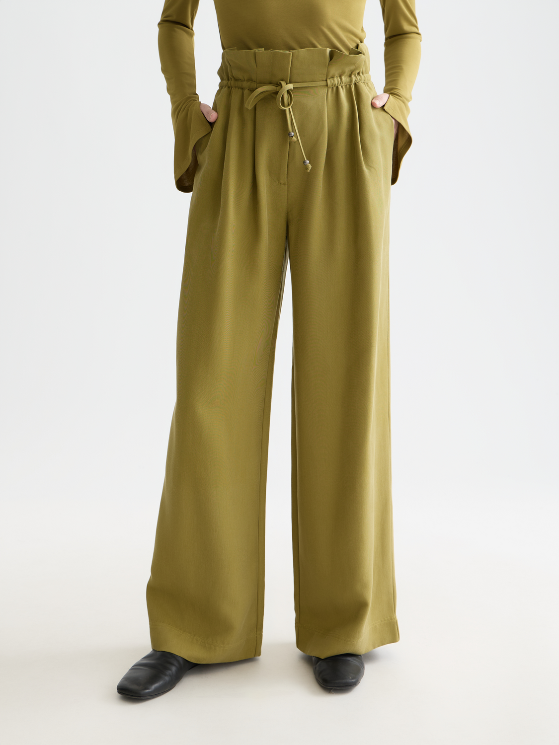 SCOTCH & SODA June wide-fit pants in a relaxed silhouette, shown in a neutral color ബന്ധപ്പെട്ട