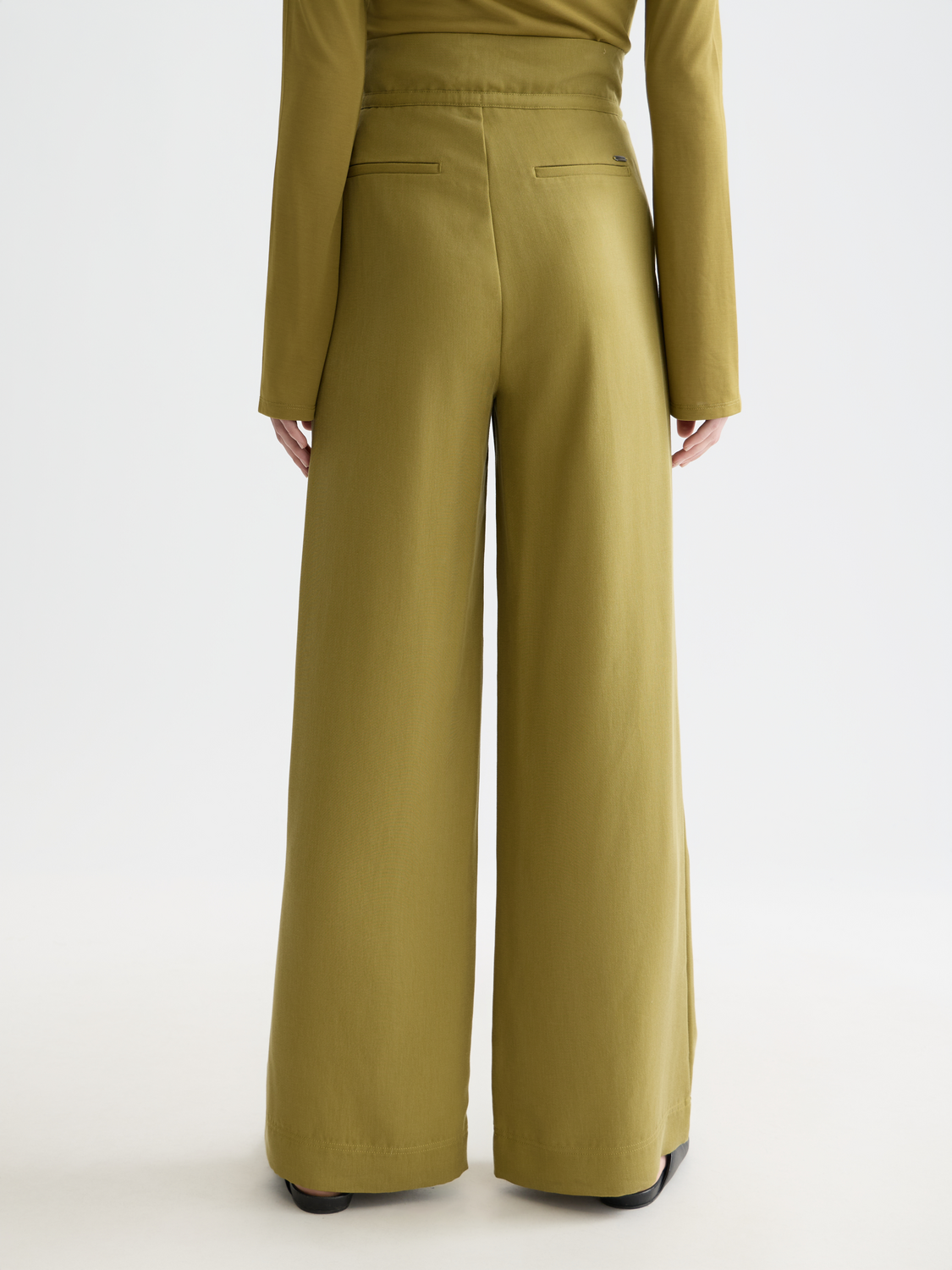 SCOTCH & SODA June wide-fit pants in a relaxed silhouette, front view