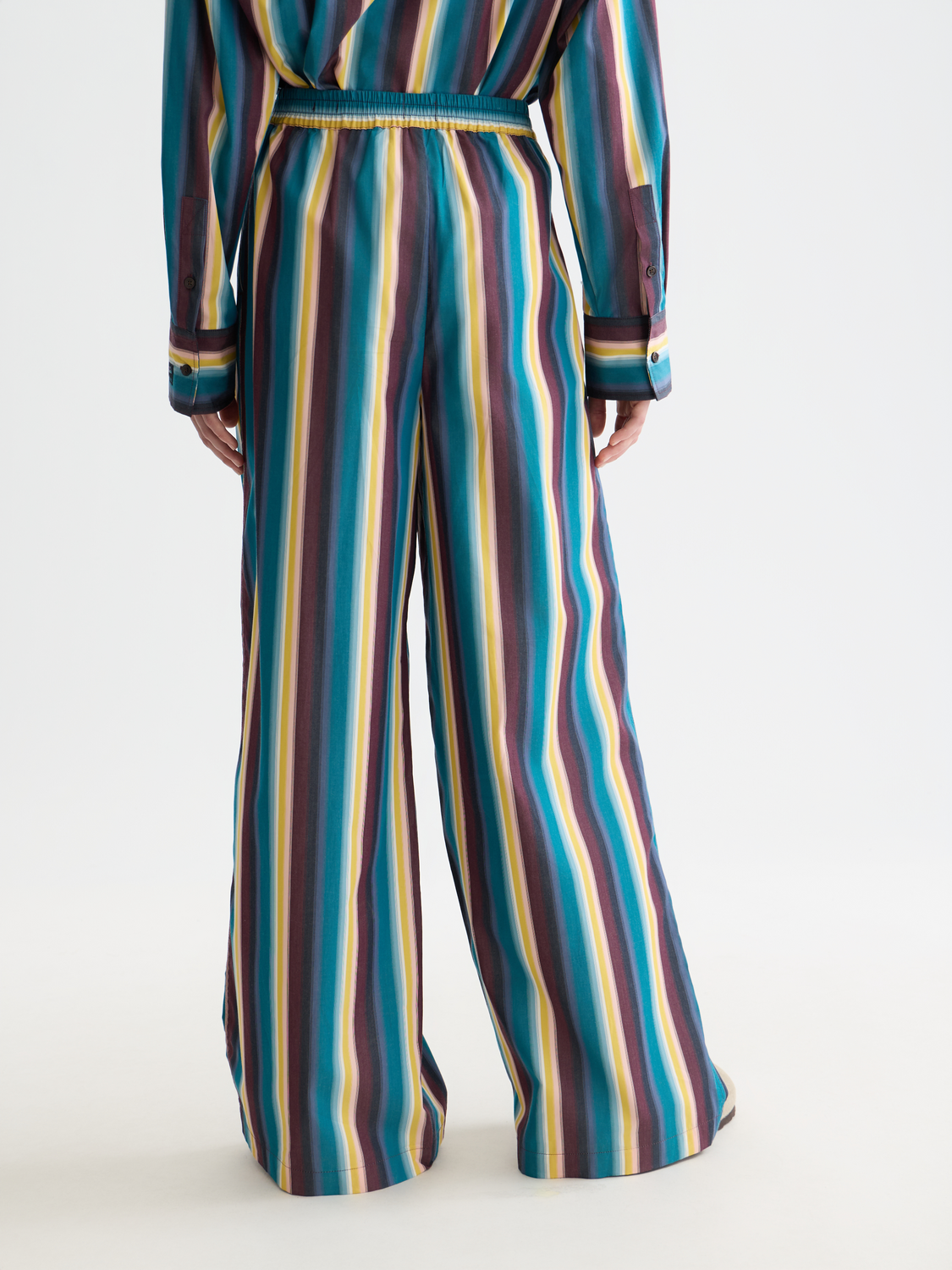 Eleni wide-fit pants by Scotch & Soda, featuring a relaxed fit and stylish design, shown from the back in the image.